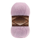 Zu sehen ist Alize Angora Gold Simli Wolle in einem sanften, kühlen Lilaton mit feinem, schimmerndem Glanz durch eingearbeitete metallische Fäden. Das weiche, flauschige Strickgarn eignet sich ideal für Pullover, Schals und vielseitige Handarbeitsprojekte.