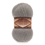 Zu sehen ist Alize Angora Gold Simli Wolle in einem warmen, natürlichen Sand- und Beigeton mit leicht erdigem Charakter und feinem, schimmerndem Glanz durch eingearbeitete metallische Fäden. Das weiche, flauschige Strickgarn eignet sich ideal für Pullover, Schals und vielseitige Handarbeitsprojekte.