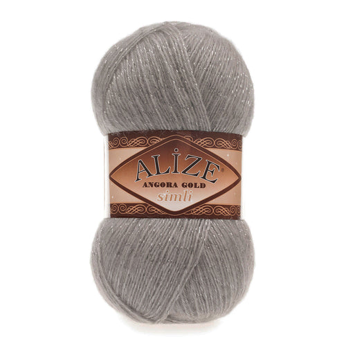 Zu sehen ist Alize Angora Gold Simli Wolle in einem warmen, natürlichen Sand- und Beigeton mit leicht erdigem Charakter und feinem, schimmerndem Glanz durch eingearbeitete metallische Fäden. Das weiche, flauschige Strickgarn eignet sich ideal für Pullover, Schals und vielseitige Handarbeitsprojekte.