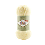 Zu sehen ist Alize Alpaca Royal Wolle in einem hellen, warmen Buttergelb; ein weiches, leicht flauschiges Garn mit edlem Alpaka‑Anteil, ideal für Pullover, Schals und sonnige, helle Handarbeitsprojekte.