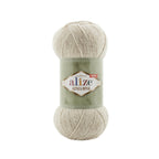 Zu sehen ist Alize Alpaca Royal Wolle in einem hellen, melierten Beige‑Ton mit weichen, neutralen Untertönen; ein weiches, leicht flauschiges Garn mit edlem Alpaka‑Anteil, ideal für Pullover, Schals und elegante, vielseitige Handarbeitsprojekte.