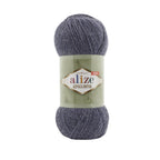 Zu sehen ist Alize Alpaca Royal Wolle in einem weichen Denim‑ähnlichen Blau‑Grau‑Melange‑Ton; ein weiches, leicht flauschiges Garn mit edlem Alpaka‑Anteil, ideal für Pullover, Schals und moderne, vielseitige Handarbeitsprojekte.