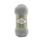 Zu sehen ist Alize Alpaca Royal Wolle in einem hellen Grau mit leicht melierten, neutralen Tönen; ein weiches, leicht flauschiges Garn mit edlem Alpaka‑Anteil, ideal für Pullover, Schals und moderne, vielseitige Handarbeitsprojekte.