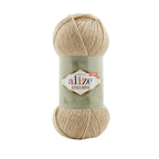 Zu sehen ist Alize Alpaca Royal Wolle in einem warmen, hellen Braun‑Beige‑Ton mit natürlichem, leicht erdigen Unterton; ein weiches, leicht flauschiges Garn mit edlem Alpaka‑Anteil, ideal für Pullover, Schals und warme, klassische Handarbeitsprojekte.