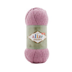 Zu sehen ist Alize Alpaca Royal Wolle in einem weichen, rauchigen Rosaton mit dezenten, natürlichen Melange‑Nuancen; ein weiches, leicht flauschiges Garn mit edlem Alpaka‑Anteil, ideal für Pullover, Schals und zarte, feminine Handarbeitsprojekte.