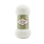 Zu sehen ist Alize Alpaca Royal Wolle in einem klaren reinen Weiß ohne deutliche Nuancen; ein weiches, leicht flauschiges Garn mit edlem Alpaka‑Anteil, ideal für Pullover, Schals und klassische, helle Handarbeitsprojekte.