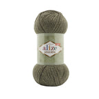 Zu sehen ist Alize Alpaca Royal Wolle in einem warmen, melierten Grün‑Haki‑Ton mit natürlichem, leicht erdigen Unterton; ein weiches, leicht flauschiges Garn mit edlem Alpaka‑Anteil, ideal für Pullover, Schals und gemütliche, zeitlose Handarbeitsprojekte.