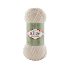 Zu sehen ist Alize Alpaca Royal Wolle in einem hellen, warmen Cremeton mit leicht gelblich-beigem Unterton; ein besonders weiches, flauschiges Garn mit edlem Alpaka-Anteil, ideal für Pullover, Schals und elegante Strickprojekte.