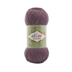 Zu sehen ist Alize Alpaca Royal Wolle in einem weichen Grau‑Lavendelfarbton mit dezenten, kühlen Nuancen; ein weiches, leicht flauschiges Garn mit edlem Alpaka‑Anteil, ideal für Pullover, Schals und elegante, moderne Handarbeitsprojekte.