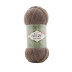 Zu sehen ist Alize Alpaca Royal Wolle in einem warmen milchig‑braunen Ton mit leicht melierten, natürlichen Untertönen; ein weiches, leicht flauschiges Garn mit edlem Alpaka‑Anteil, ideal für Pullover, Schals und gemütliche, klassische Handarbeitsprojekte.