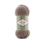 Zu sehen ist Alize Alpaca Royal Wolle in einem warmen Beige mit leicht bräunlichem Unterton; ein weiches, leicht flauschiges Garn mit edlem Alpaka-Anteil, ideal für Pullover, Schals und natürliche, zeitlose Handarbeitsprojekte.