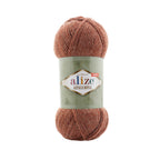 Zu sehen ist Alize Alpaca Royal Wolle in einem warmen Ziegelorange mit leicht rötlich-braunem Unterton; ein weiches, leicht flauschiges Garn mit edlem Alpaka-Anteil, ideal für Pullover, Schals und kreative Handarbeitsprojekte.