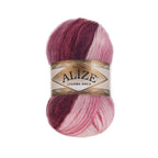 Zu sehen ist Alize Angora Gold Batik Wolle mit harmonischem Farbverlauf in Rosa-, Pink-, leicht Rottönen und Bordo; weiches, leicht flauschiges Strickgarn, ideal für Pullover, Schals und kreative Handarbeitsprojekte.