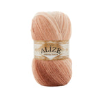 Zu sehen ist Alize Angora Gold Batik Wolle mit harmonischem Farbverlauf in Rosa-, Peach- und Rottönen; weiches, leicht flauschiges Strickgarn, ideal für Pullover, Schals und kreative Handarbeitsprojekte.