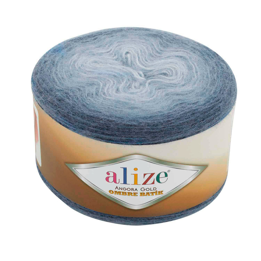 Zu sehen ist Alize Angora Gold Ombre Batik Wolle mit Farbverlauf in Blautönen von hell bis dunkel, weiches Strickgarn für Pullover und Schals.