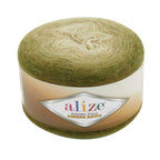 Zu sehen ist Alize Angora Gold Ombre Batik Wolle mit Farbverlauf in Oliv- und Avocadogrüntönen, weiches Strickgarn für Pullover und Schals.