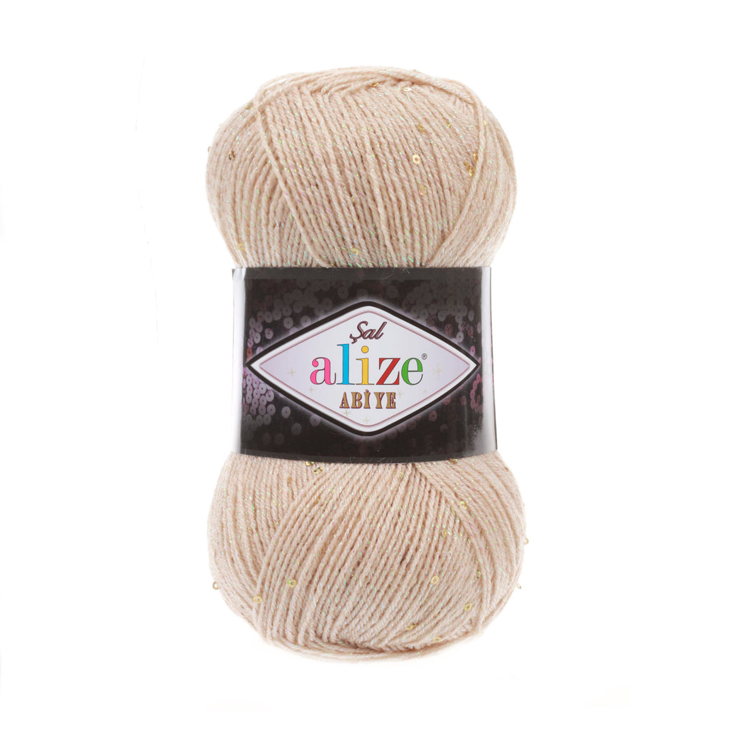 Zu sehen ist Alize Sal Abiye Wolle in einem warmen, hellen Goldton mit funkelndem Schimmer und Metallic‑Effekt; ein leicht glitzerndes Garn mit Pailletten, ideal für Schals, Accessoires und elegante, besondere Handarbeitsprojekte.