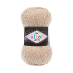 Zu sehen ist Alize Sal Abiye Wolle in einem warmen, hellen Goldton mit funkelndem Schimmer und Metallic‑Effekt; ein leicht glitzerndes Garn mit Pailletten, ideal für Schals, Accessoires und elegante, besondere Handarbeitsprojekte.