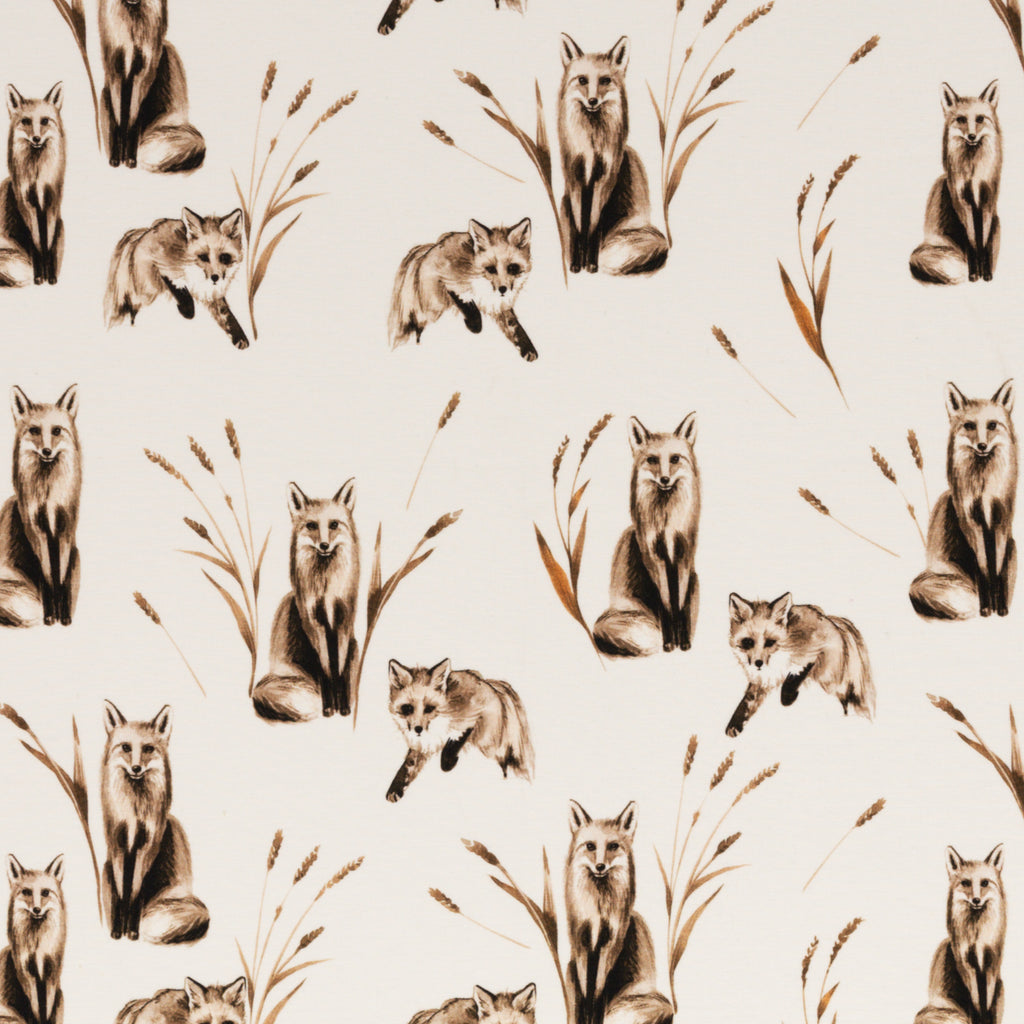 Zu sehen ist weißer Baumwolljersey mit Fuchs- und Waldmotiven, elastisch und ideal für Kinderkleidung und DIY-Nähprojekte.