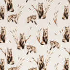 Zu sehen ist weißer Baumwolljersey mit Fuchs- und Waldmotiven, elastisch und ideal für Kinderkleidung und DIY-Nähprojekte.