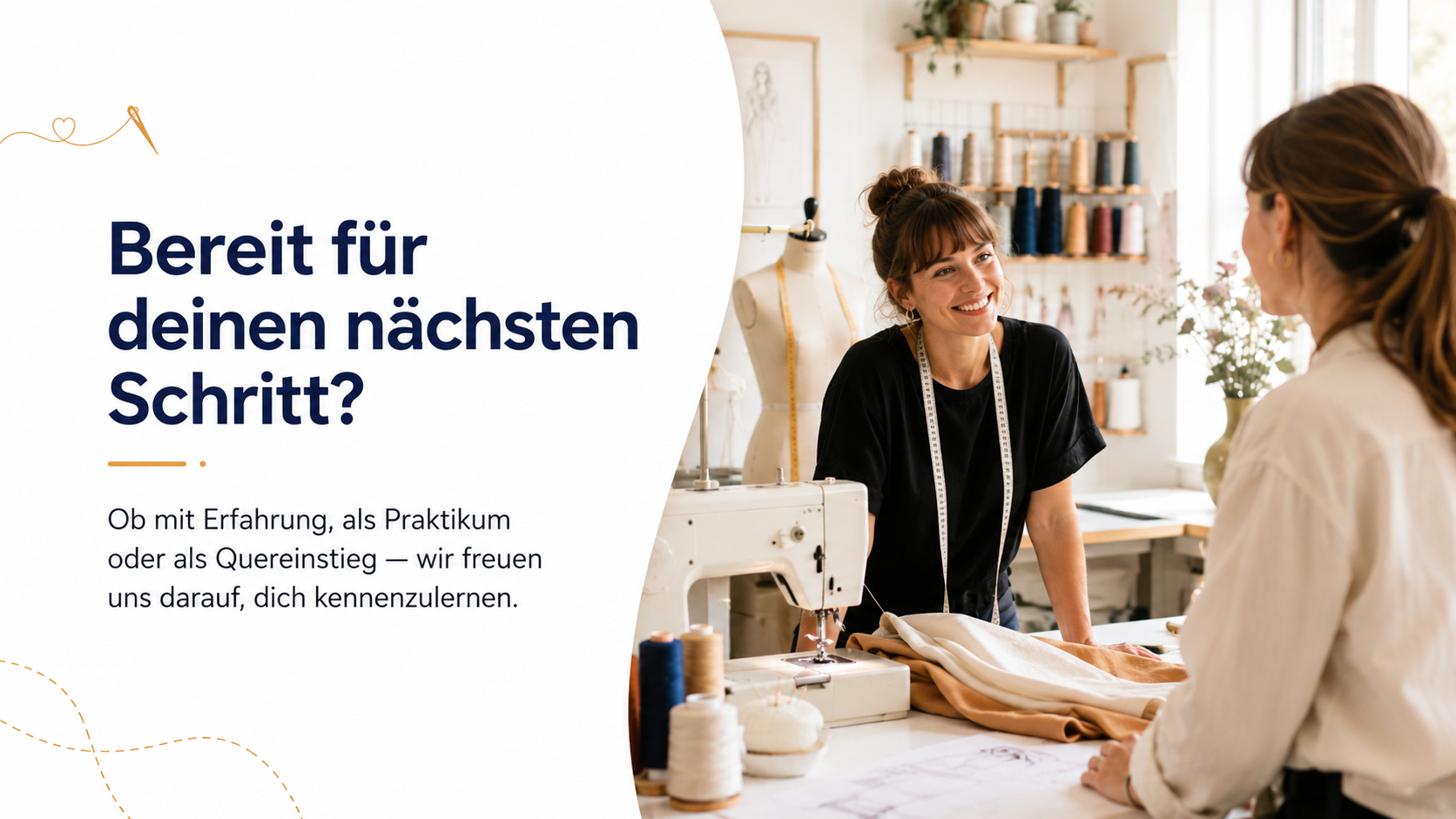 Abschlussbild für die Jobseite von Näh & Stick Atelier mit der Überschrift „Bereit für deinen nächsten Schritt?“. Rechts sprechen zwei Frauen in einem hellen Nähatelier an einem Arbeitstisch mit Nähmaschine, Stoffen und Garnen. Das Bild vermittelt Offenheit, persönliches Kennenlernen und einen einladenden Einstieg für Bewerberinnen und Bewerber.