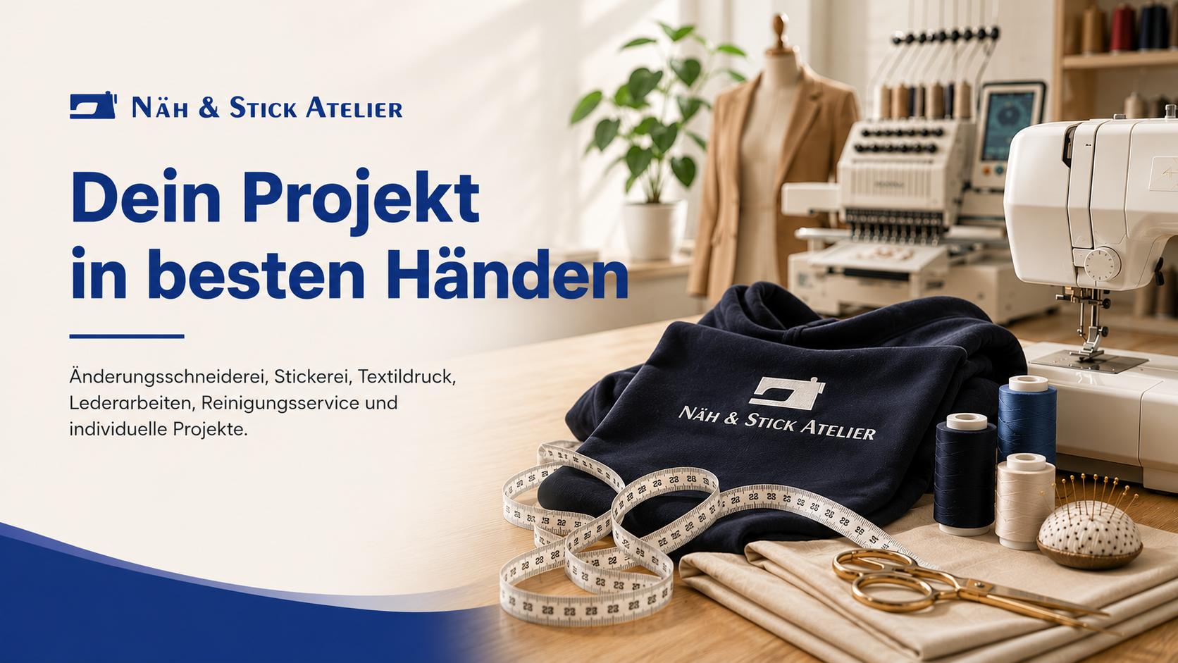 Zu sehen ist ein moderner Arbeitsbereich des Näh & Stick Atelier mit Stickmaschine, Nähmaschine, Stoffen und dem Schriftzug „Dein Projekt in besten Händen“.