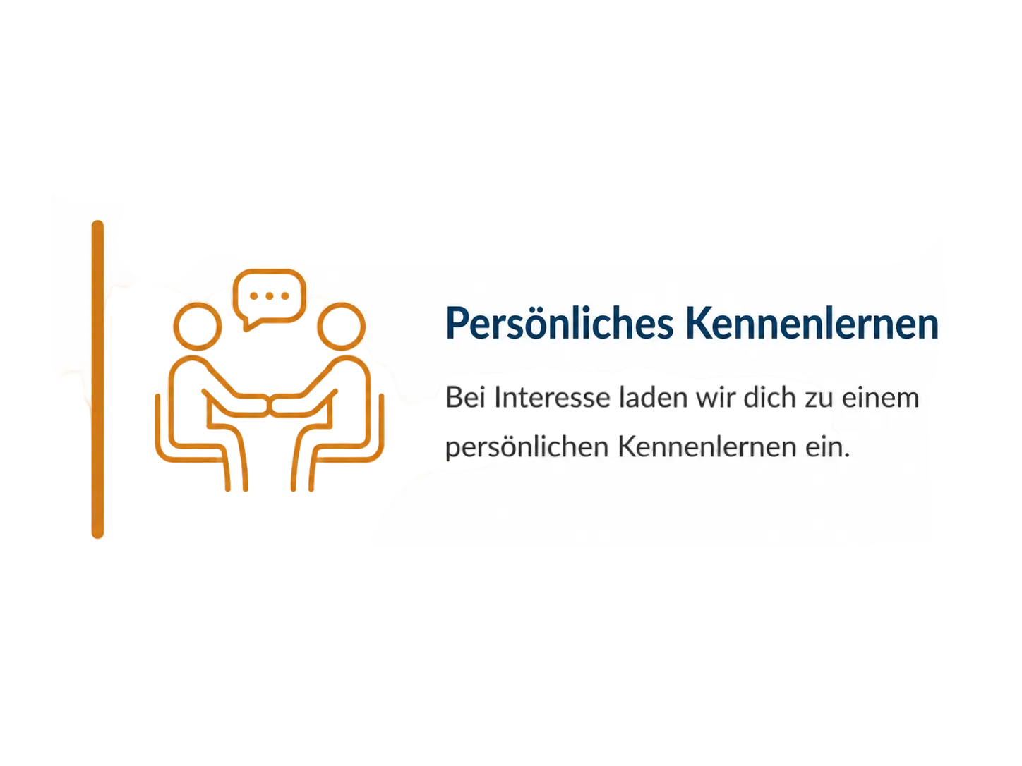 Kachel zum Bewerbungsablauf mit dem Titel „Persönliches Kennenlernen“, einem gold-orangen Symbol für ein persönliches Gespräch am Tisch sowie dem Text: „Bei Interesse laden wir dich zu einem persönlichen Kennenlernen ein.“