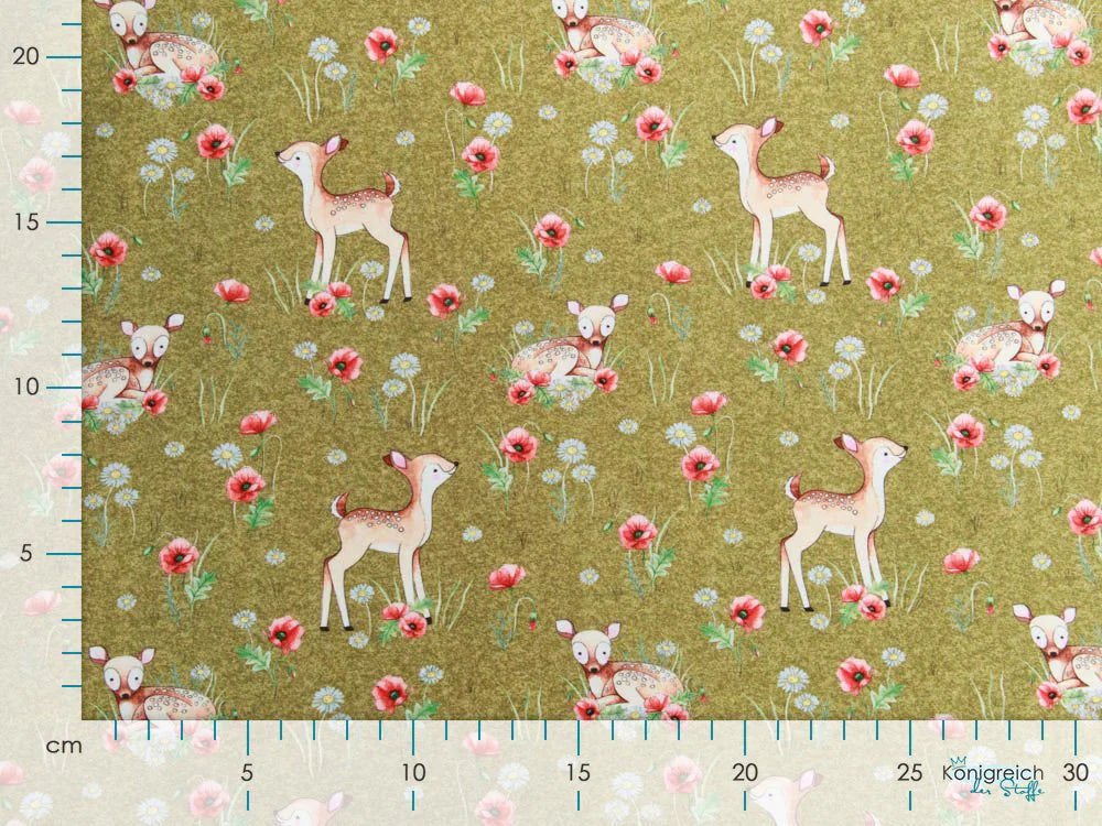 Zu sehen ist ein weicher Baumwolljersey-Stoff in hellem Grün mit  einem leuchtend roten Mohnblumen und süßen Rehkitzen, der durch seine elastische und glatte Oberfläche ideal für bequeme Kleidung und kreative Nähprojekte geeignet ist.