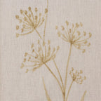 Zu sehen ist eine Nahaufnahme eines hochwertigen Deko-Baumwollstoffs in cream mit einem detailreichen, farbenfrohen Blumenmuster, der durch seine angenehme Haptik und stabile Webart ideal für kreative Näh- und Deko-Projekte geeignet ist.