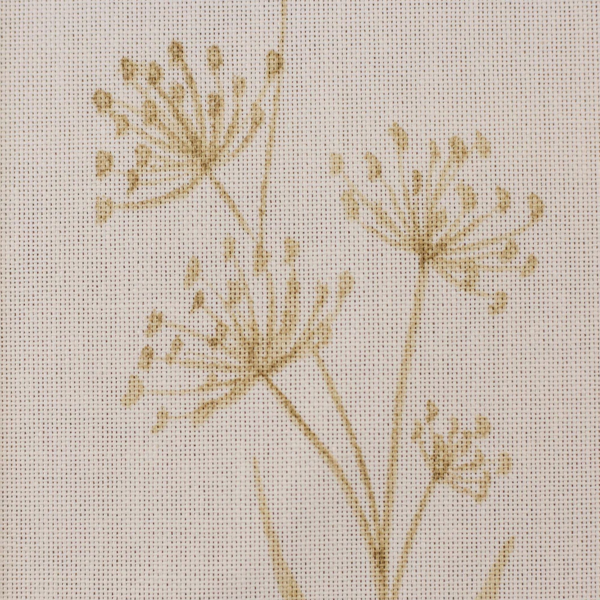 Zu sehen ist eine Nahaufnahme eines hochwertigen Deko-Baumwollstoffs in cream mit einem detailreichen, farbenfrohen Blumenmuster, der durch seine angenehme Haptik und stabile Webart ideal für kreative Näh- und Deko-Projekte geeignet ist.