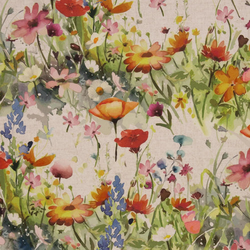 Zu sehen ist ein hochwertiger Deko-Baumwollstoff in cream mit einem detailreichen, farbenfrohen Blumenmuster, der durch seine angenehme Haptik und stabile Webart ideal für kreative Näh- und Deko-Projekte geeignet ist.