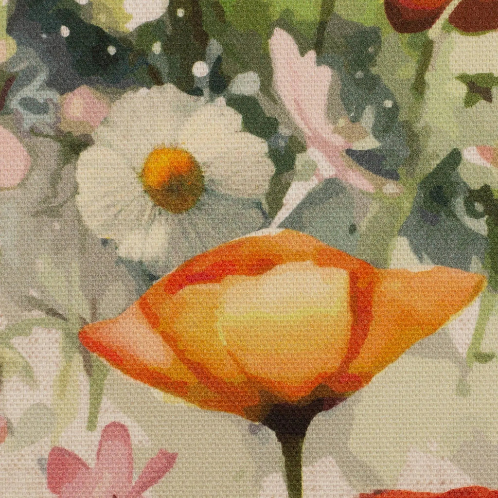 Zu sehen ist eine Nahaufnahme eines hochwertigen Deko-Baumwollstoffs in cream mit einem detailreichen, farbenfrohen Blumenmuster, der durch seine angenehme Haptik und stabile Webart ideal für kreative Näh- und Deko-Projekte geeignet ist.