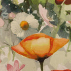 Zu sehen ist eine Nahaufnahme eines hochwertigen Deko-Baumwollstoffs in cream mit einem detailreichen, farbenfrohen Blumenmuster, der durch seine angenehme Haptik und stabile Webart ideal für kreative Näh- und Deko-Projekte geeignet ist.