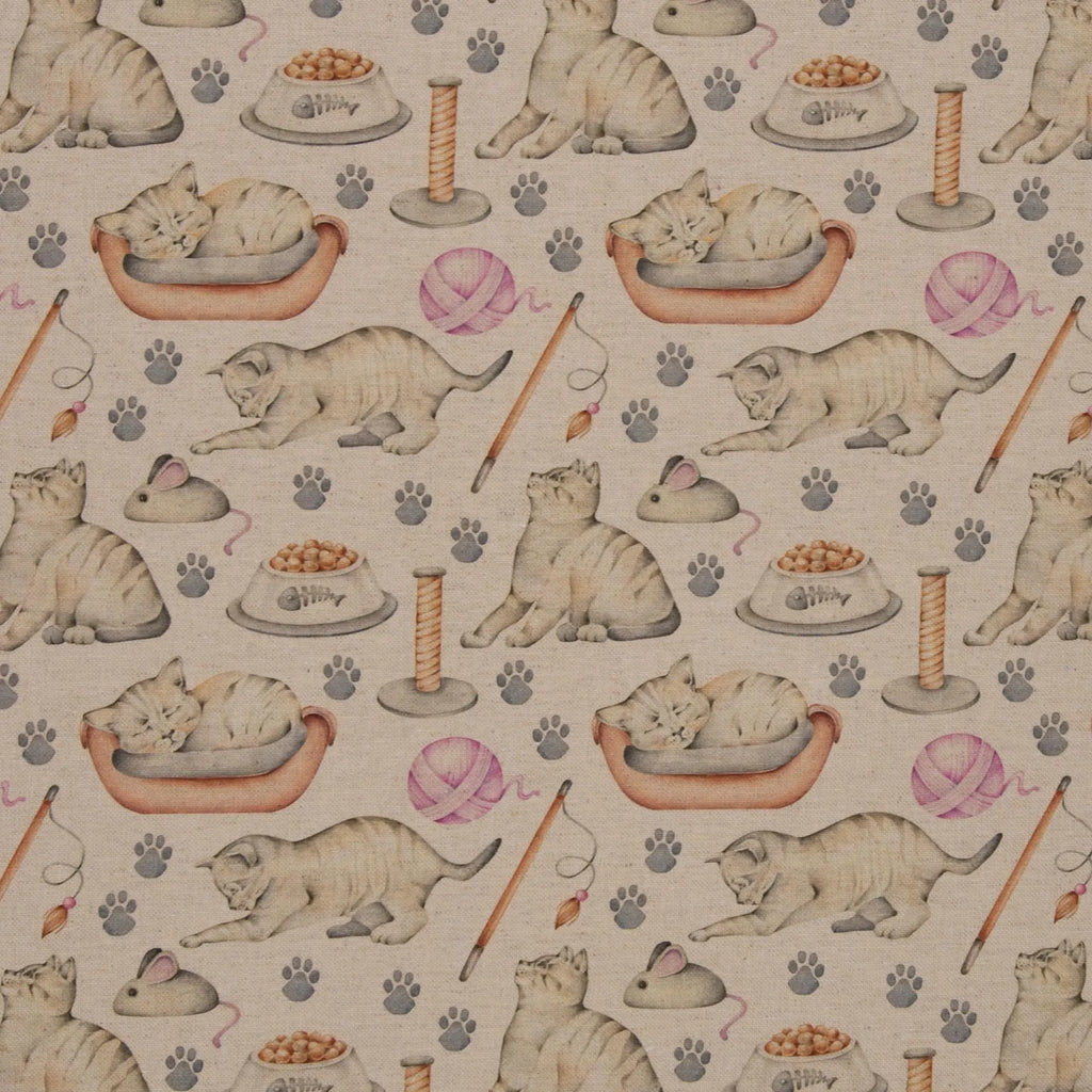 Zu sehen ist ein robuster Baumwollstoff mit verspielten Katzenmotiven in Natur-, Braun- und Beigetönen für kreative Nähideen.
