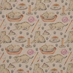 Zu sehen ist ein robuster Baumwollstoff mit verspielten Katzenmotiven in Natur-, Braun- und Beigetönen für kreative Nähideen.
