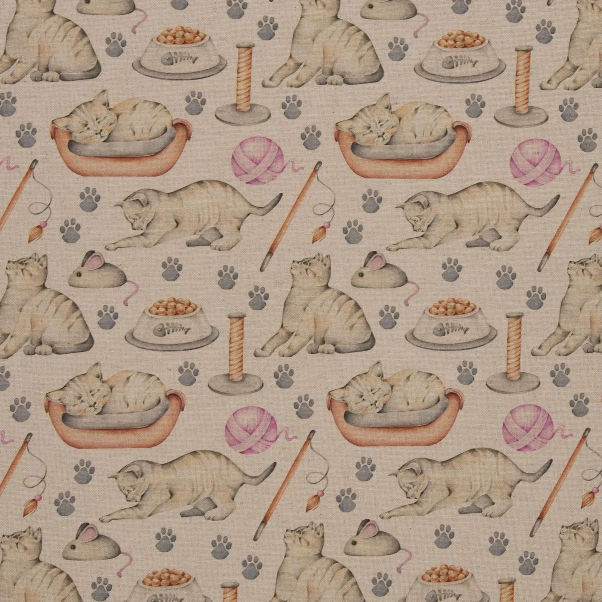 Zu sehen ist ein robuster Baumwollstoff mit verspielten Katzenmotiven in Natur-, Braun- und Beigetönen für kreative Nähideen.
