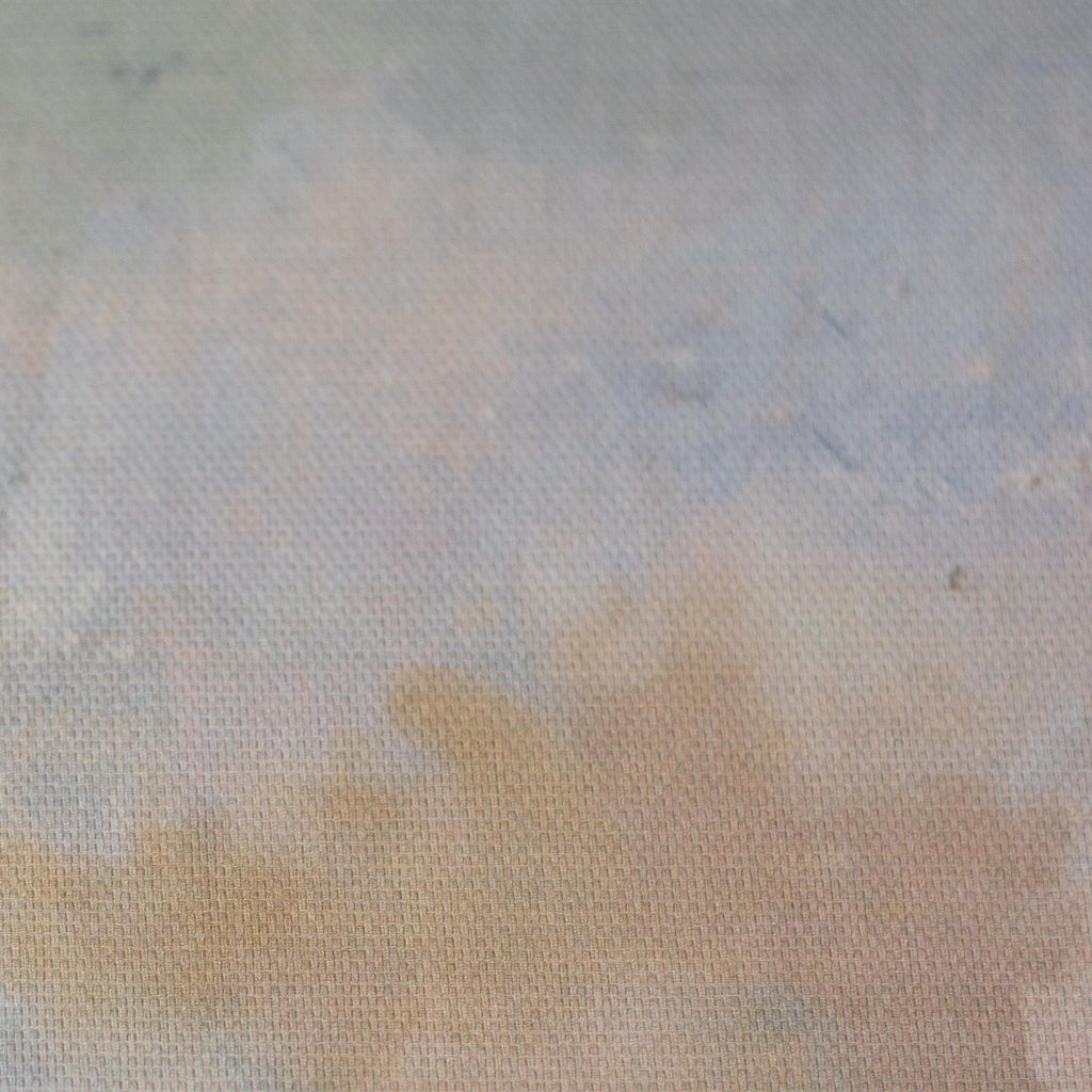 Nahaufnahme eines Canvas-Stoffs mit abstraktem Aquarell-Design in harmonischen Blau-, Beige- und Naturtönen.