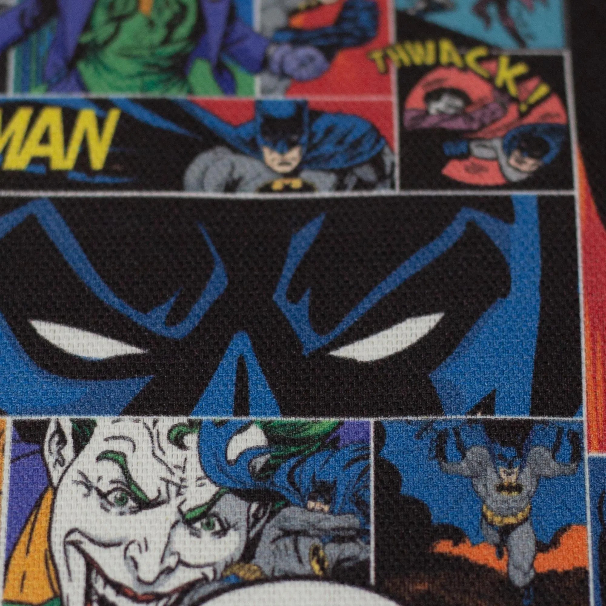Nahaufnahme eines Batman Canvas-Stoffs mit Comic-Motiv, schwarzem Fledermaus-Logo und Superhelden-Design auf Baumwollgewebe.
