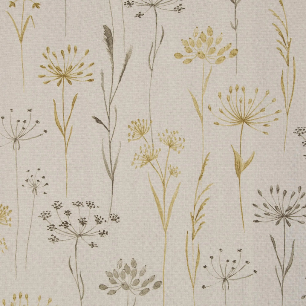 Zu sehen ist ein hochwertiger Deko-Baumwollstoff in cream mit einem detailreichen, farbenfrohen Blumenmuster, der durch seine angenehme Haptik und stabile Webart ideal für kreative Näh- und Deko-Projekte geeignet ist.