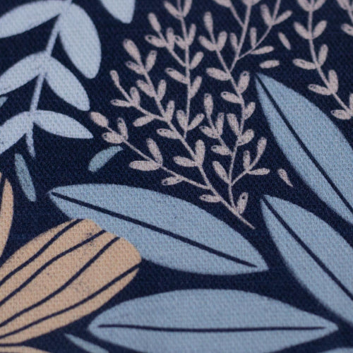 Nahaufnahme eines blauen Canvas-Stoffs mit floralem Blumenmuster, lebendigen Farben und detailreicher Baumwollstruktur.