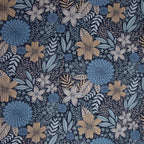 Zu sehen ist ein blauer Canvas Stoff mit elegantem Blumenmuster, ideal für Taschen, Kissen, Deko und kreative DIY-Projekte.