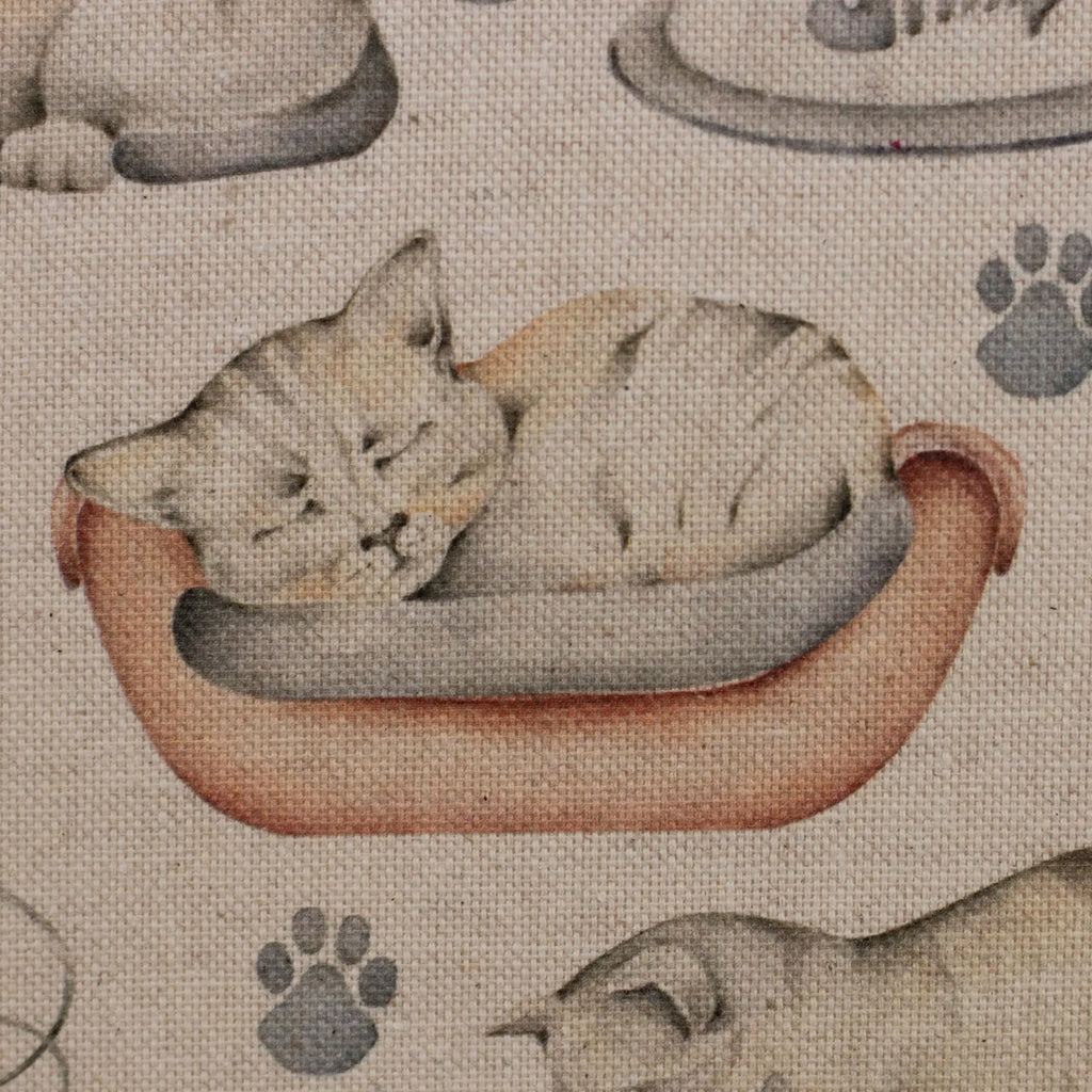 Nahaufnahme eines Canvas-Stoffs mit liebevollem Katzenmotiv, handgezeichneten Katzenillustrationen und warmen Natur-, Braun- und Beigetönen.