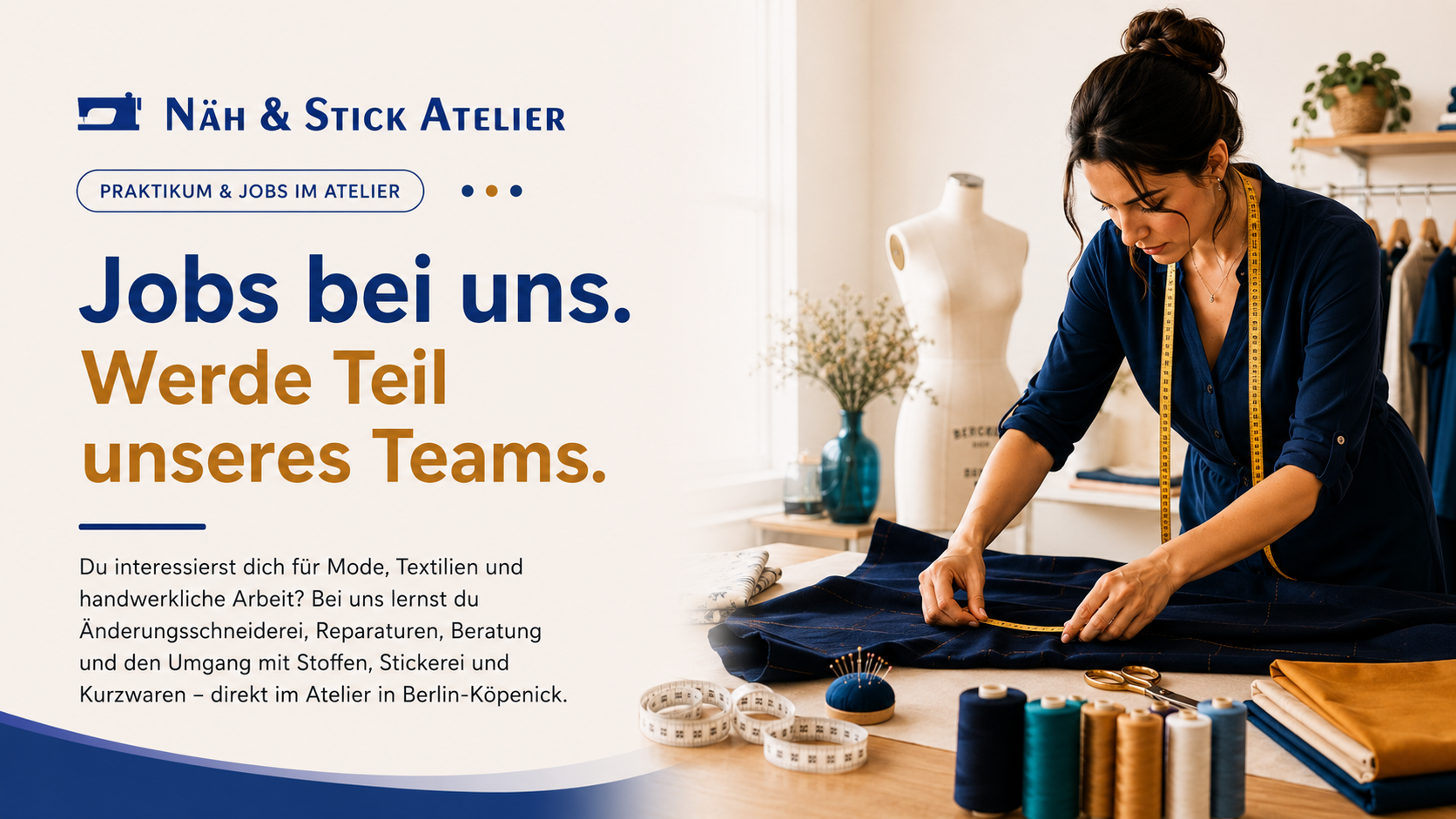Hero-Bild für die Jobseite von Näh & Stick Atelier: Eine Schneiderin arbeitet konzentriert an einem dunkelblauen Stoff in einem hellen Atelier. Links steht der Text „Jobs bei uns. Werde Teil unseres Teams.“ mit Informationen zu Praktikum und Jobs im Atelier.