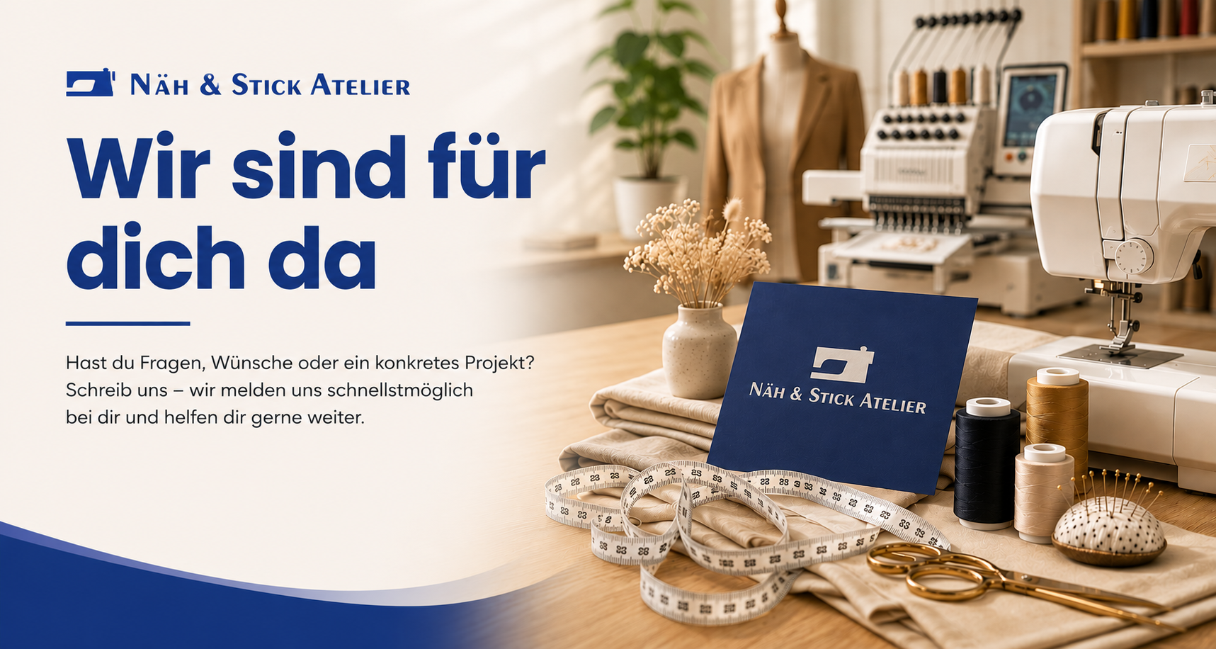 Zu sehen ist ein heller Kontaktbereich des Näh & Stick Atelier mit Nähmaschine, Stickmaschine, Stoffen und dem Hinweis „Wir sind für dich da“.